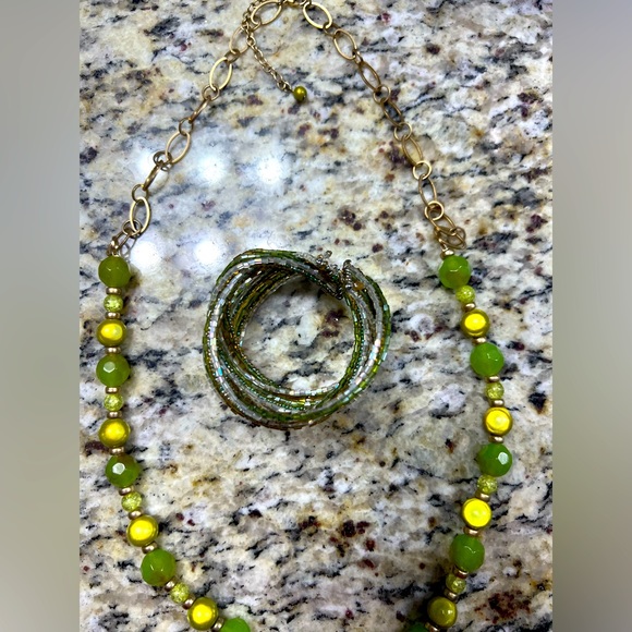 Green necklace and bracelet. - Picture 5 of 6